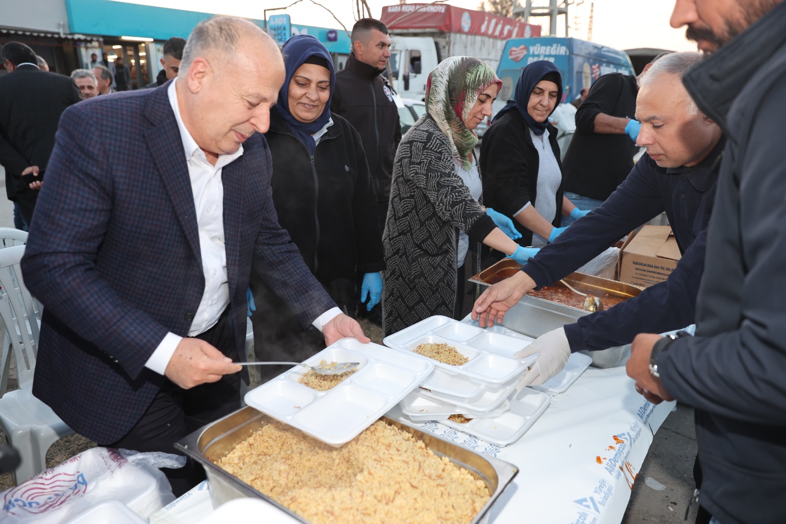 YÜREĞİR’DE BİNLERCE KİŞİ İFTARDA BULUŞUYOR