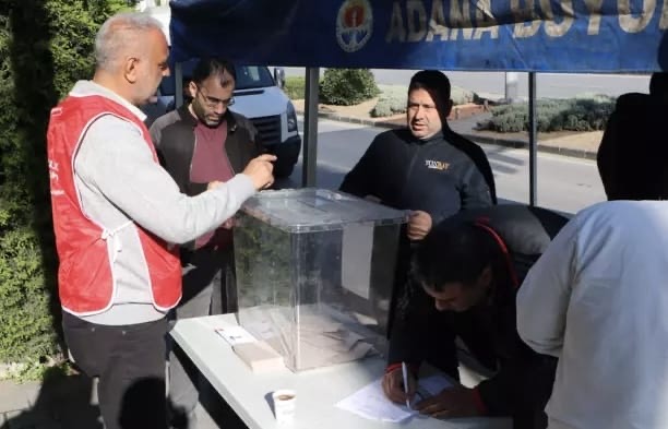 CHP Üyeleri Ön Seçimde Oy Kullanıyor