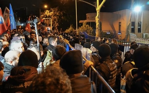 16 Polis Yaralı, 54 Şüpheli Gözaltında