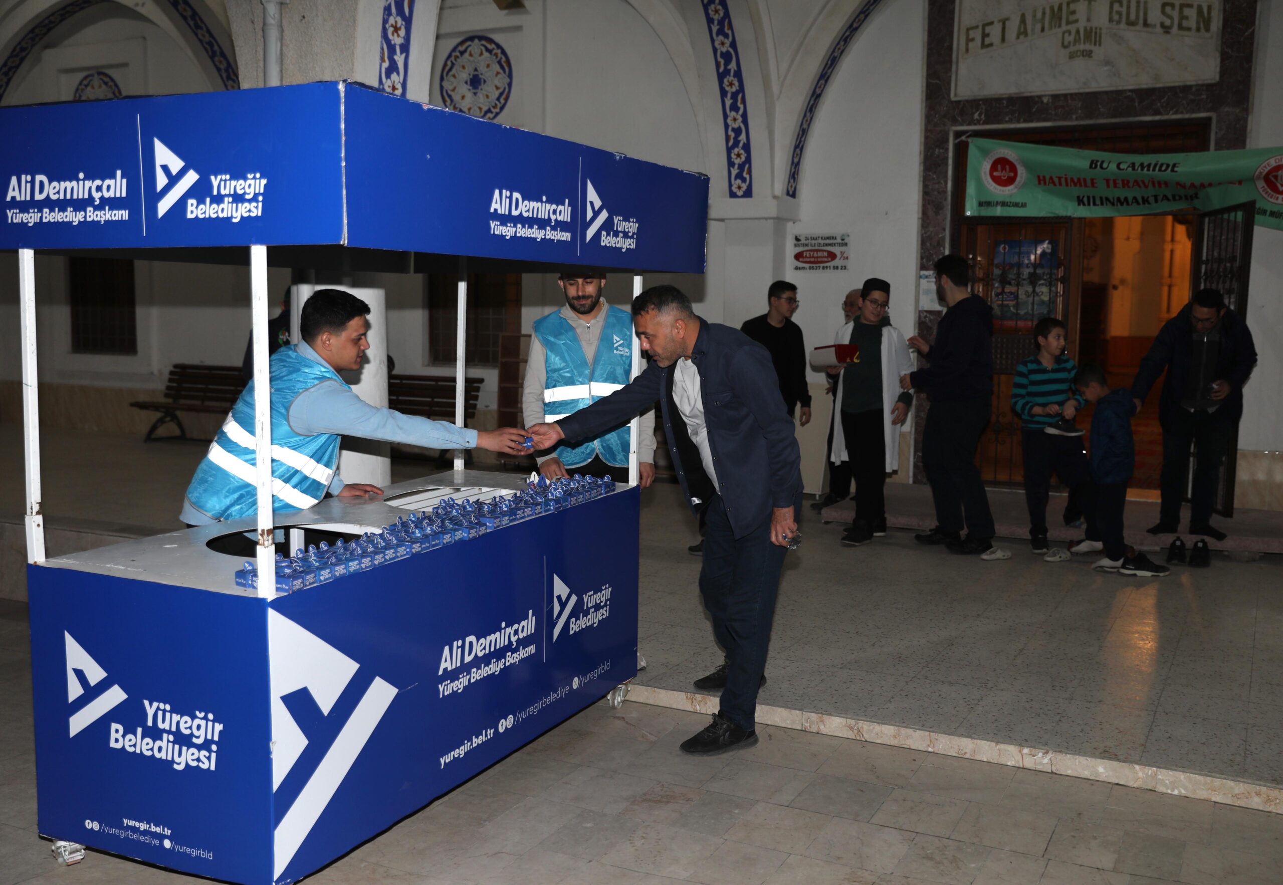 BAŞKAN DEMİRÇALI, İLÇEDEKİ TÜM CAMİLERDE AĞIZLARI TATLANDIRIYOR