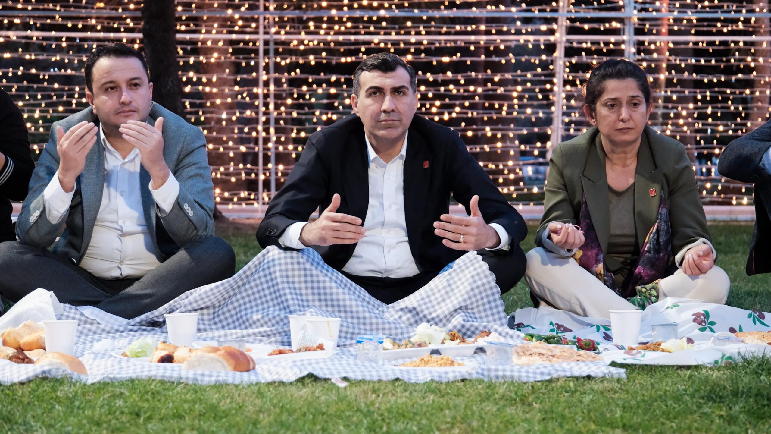 CHP ADANA İL ÖRGÜTÜ YERYÜZÜ SOFRASI İFTARI DÜZENLEDİ