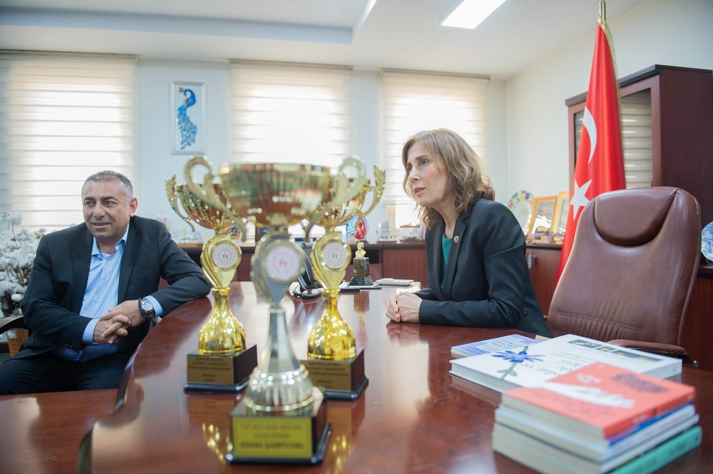 SEYHAN BELEDİYESPORLU VOLEYBOLCULARDAN BAŞKAN TEKİN’E ÜÇ KUPA