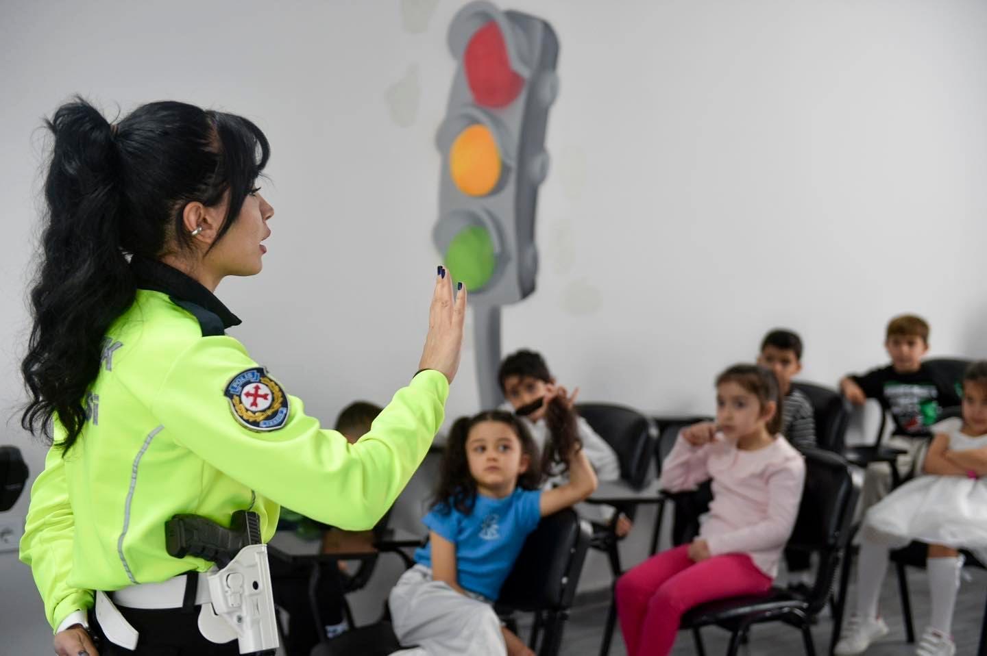 SEYHANLI MİNİKLER TRAFİK PARKINDA HEM EĞLENDİ HEM ÖĞRENDİ