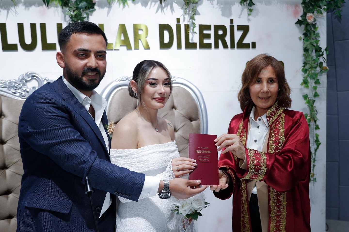 BAŞKAN OYA TEKİN GENÇ ÇİFTLERİN MUTLULUĞUNA ORTAK OLDU