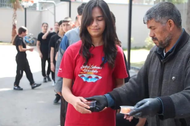 Sakıp Sabancı Anısına Lokma Dağıtıldı