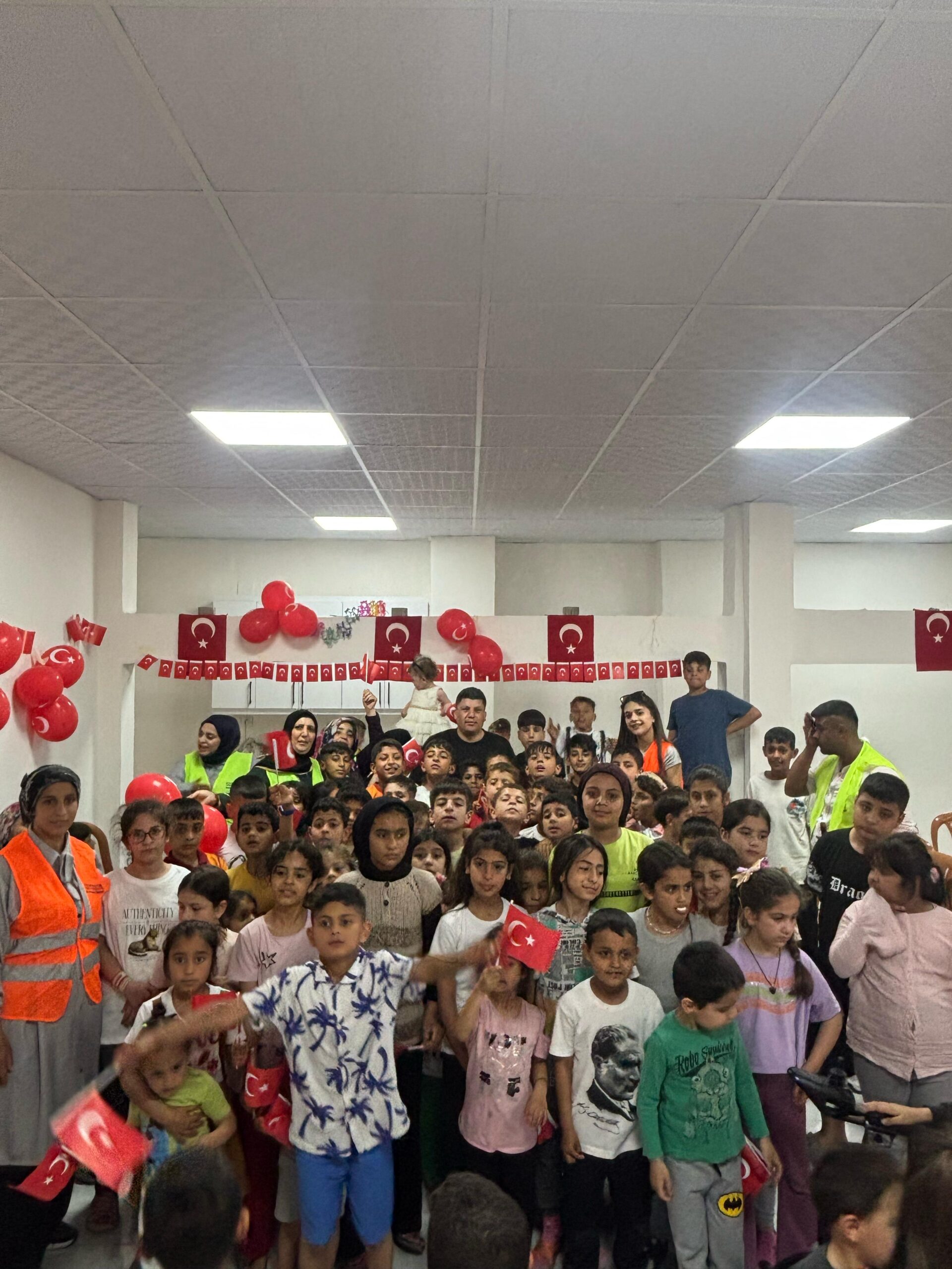 ADANA’DA 23 NİSAN COŞKUSU: BATMANLILAR DERNEĞİ’NDEN ÇOCUKLARA UNUTULMAZ BAYRAM ŞENLİĞİ