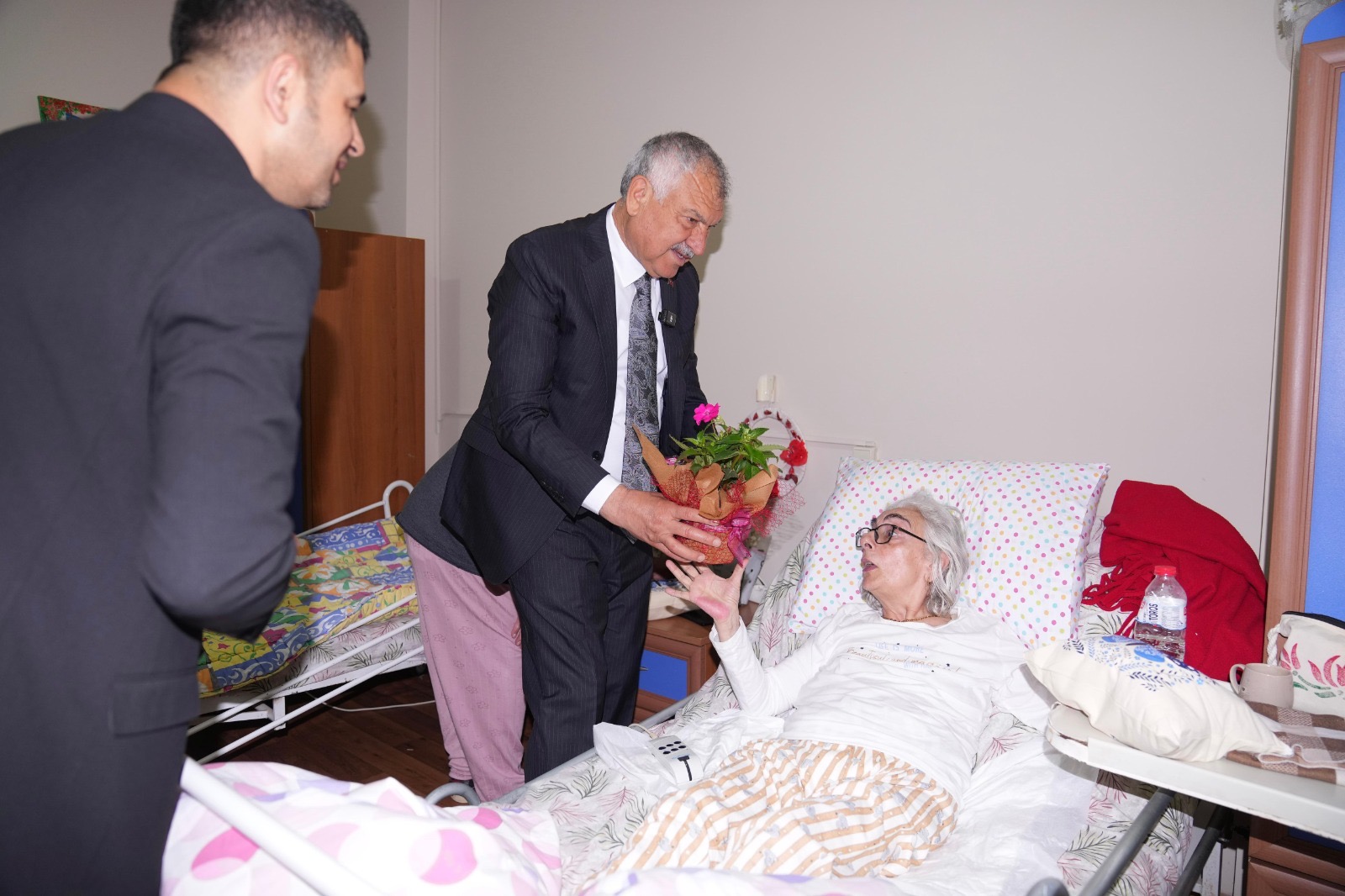 Başkan Zeydan Karalar, huzurevi sakinlerini ziyaret etti