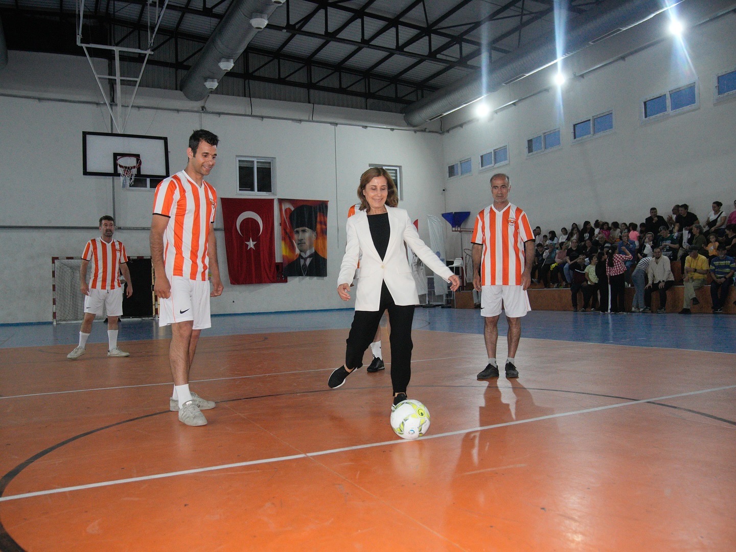 BAŞKAN OYA TEKİN, İŞİTME ENGELLİ SPORCULARLA SAHADA BULUŞTU