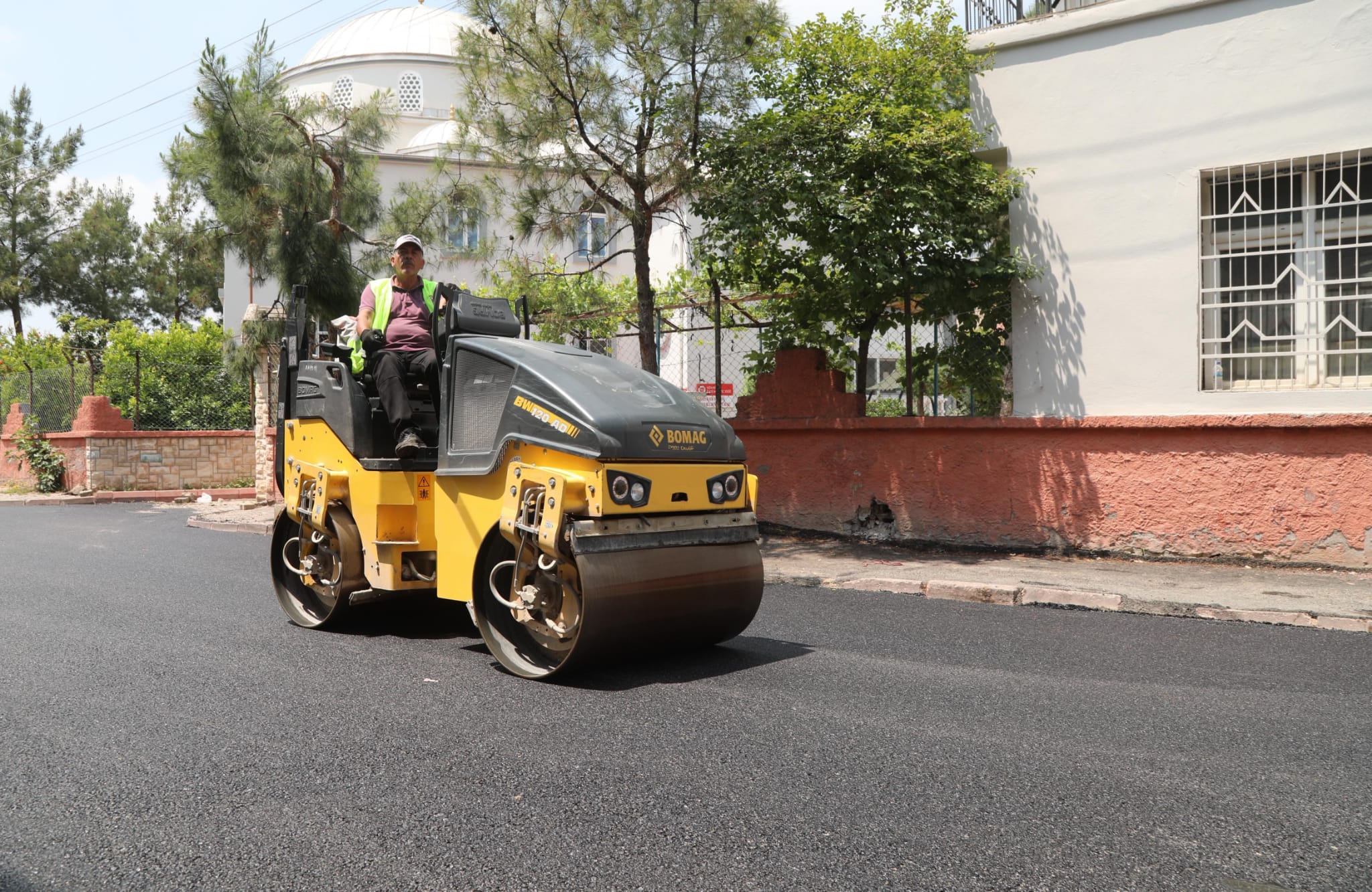 YÜREĞİR BELEDİYESİ ASFALT ÇALIŞMALARI ARALIKSIZ SÜRÜYOR