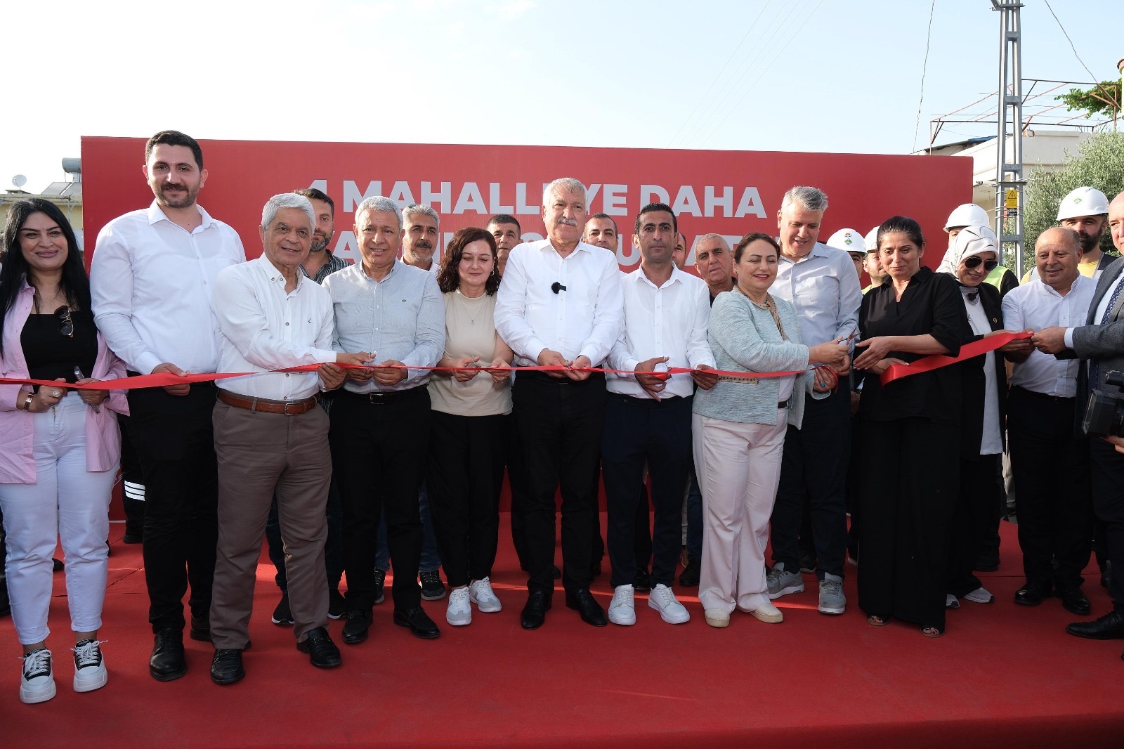 Zeydan Karalar 4 mahalleyi daha devasa altyapı hizmetiyle buluşturdu