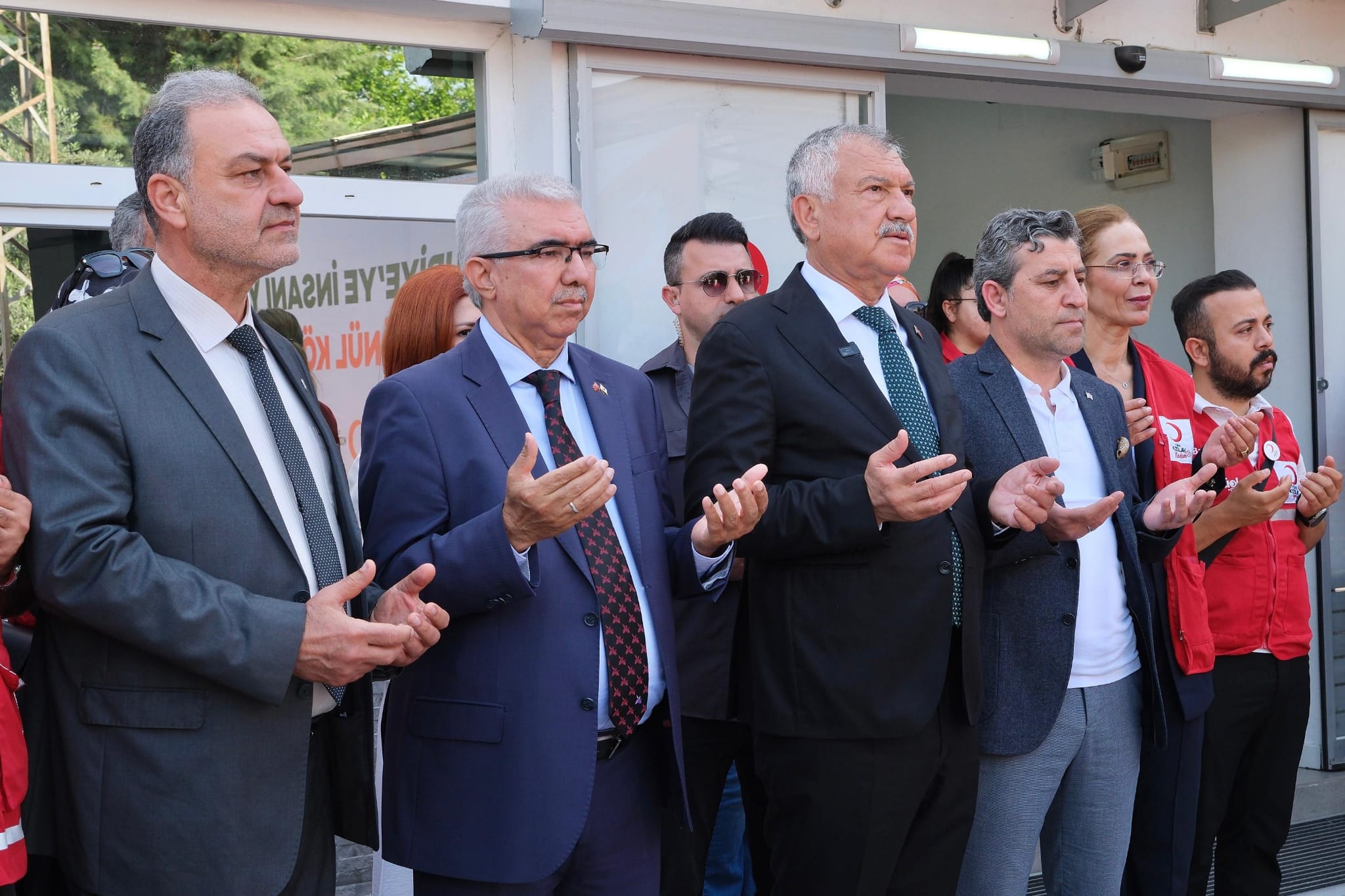 Büyükşehir Belediyesi; Kızılay aracılığıyla Suriye’ye 3 tır insani yardım malzemesi gönderdi