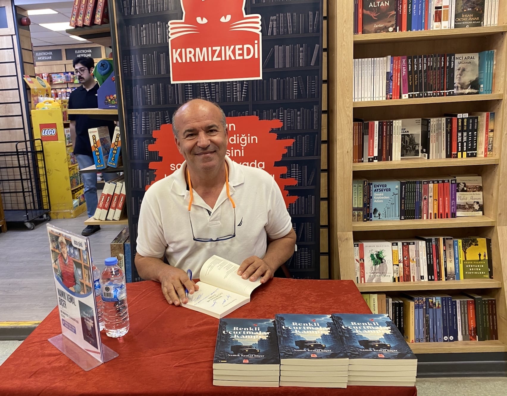 Renkli Uçurtmalar kitabının yazarı Namık Kemal Biçer, İzmir’de okurlarıyla buluştu