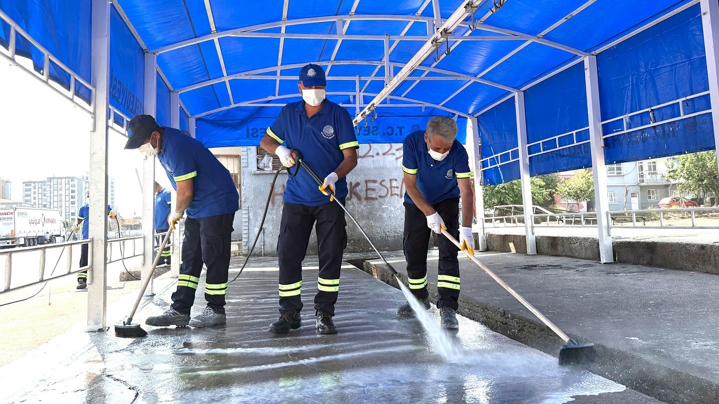 YÜREĞİR’DE BAYRAM SONRASI TEMİZLİK SEFERBERLİĞİ