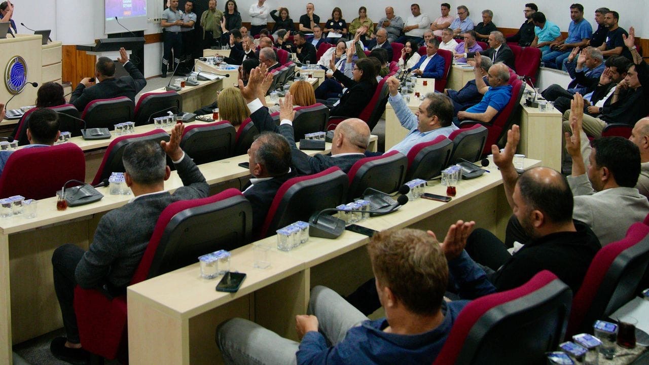 Seyhan’da Seçim Günü Öncesi Sular Durulmuyor: CHP Adayını Açıklıyor, Cumhur İttifakı Sessiz