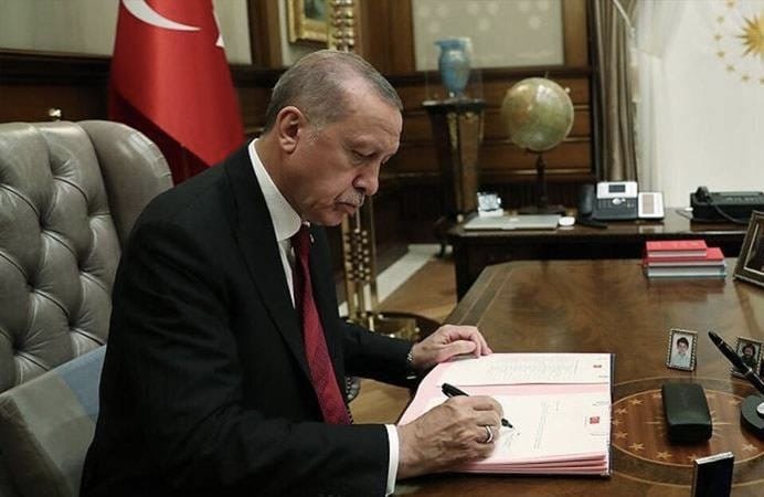 İki Mahkumun Cezalarını Kaldırdı