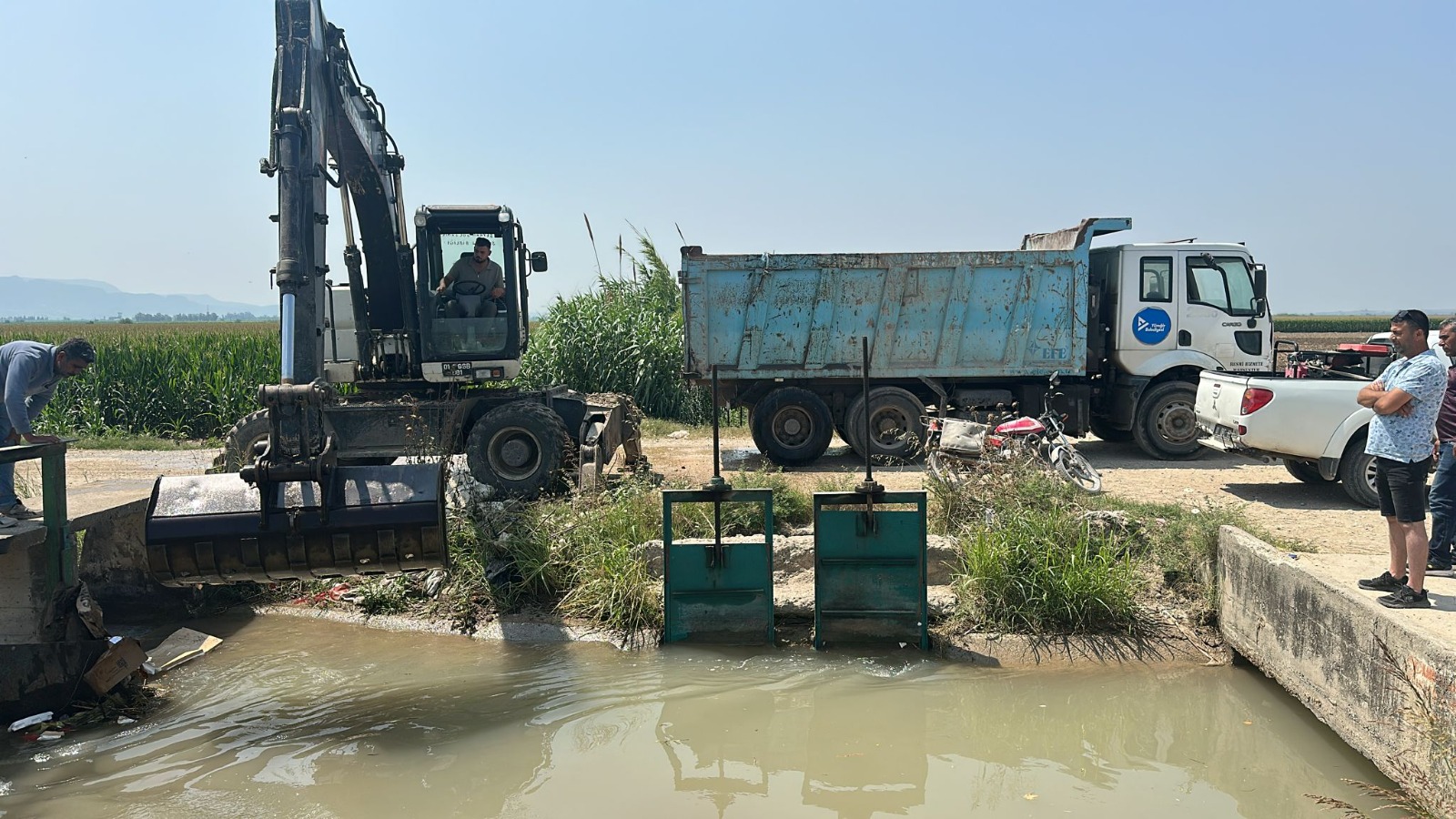 SULAMA KANALINA ATILAN KURBAN ATIKLARI TEMİZLENDİ