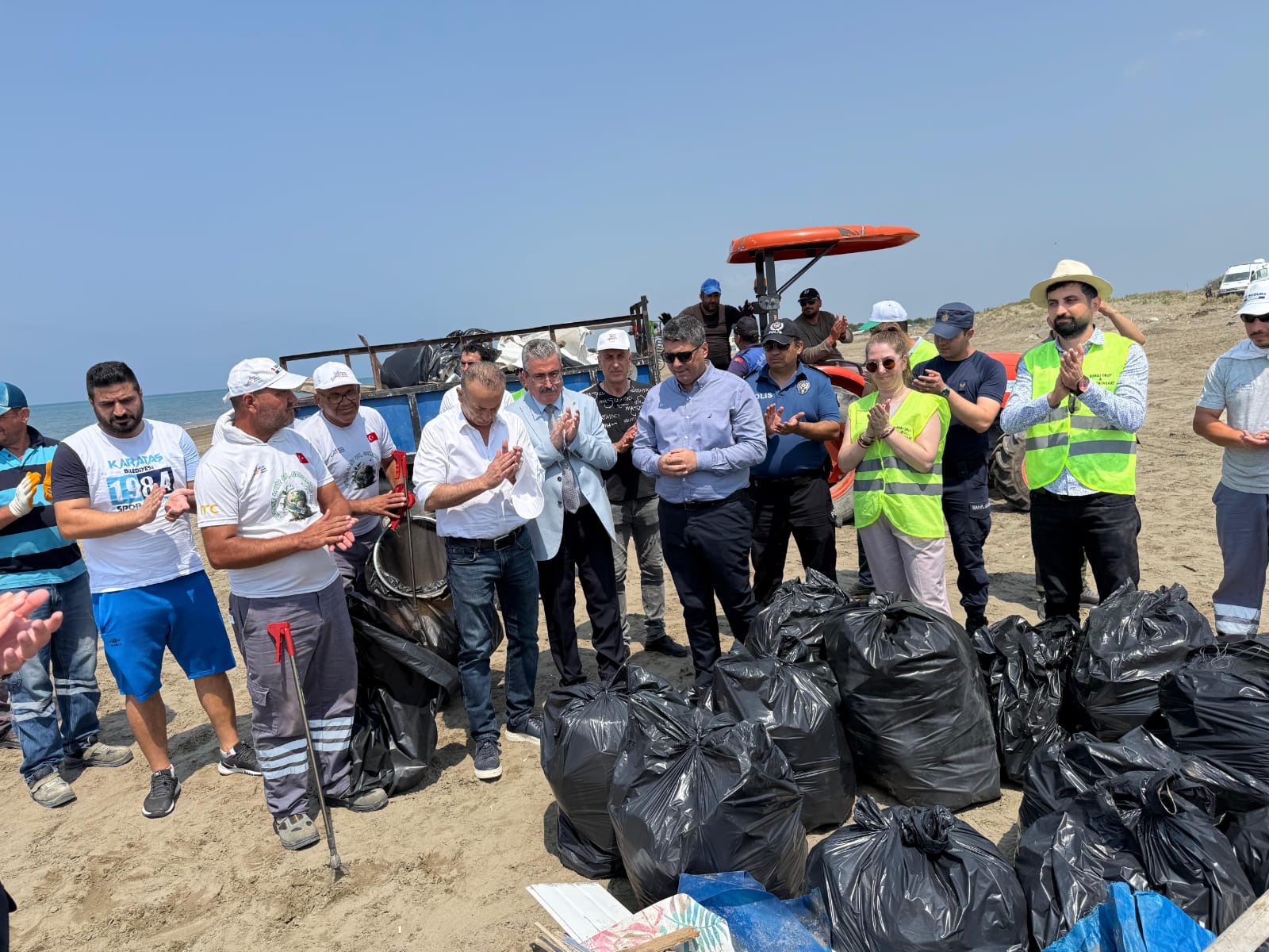 Harbiş Plajı’nda Özgürlüğe Açılan Ellerle Çevre Temizliği