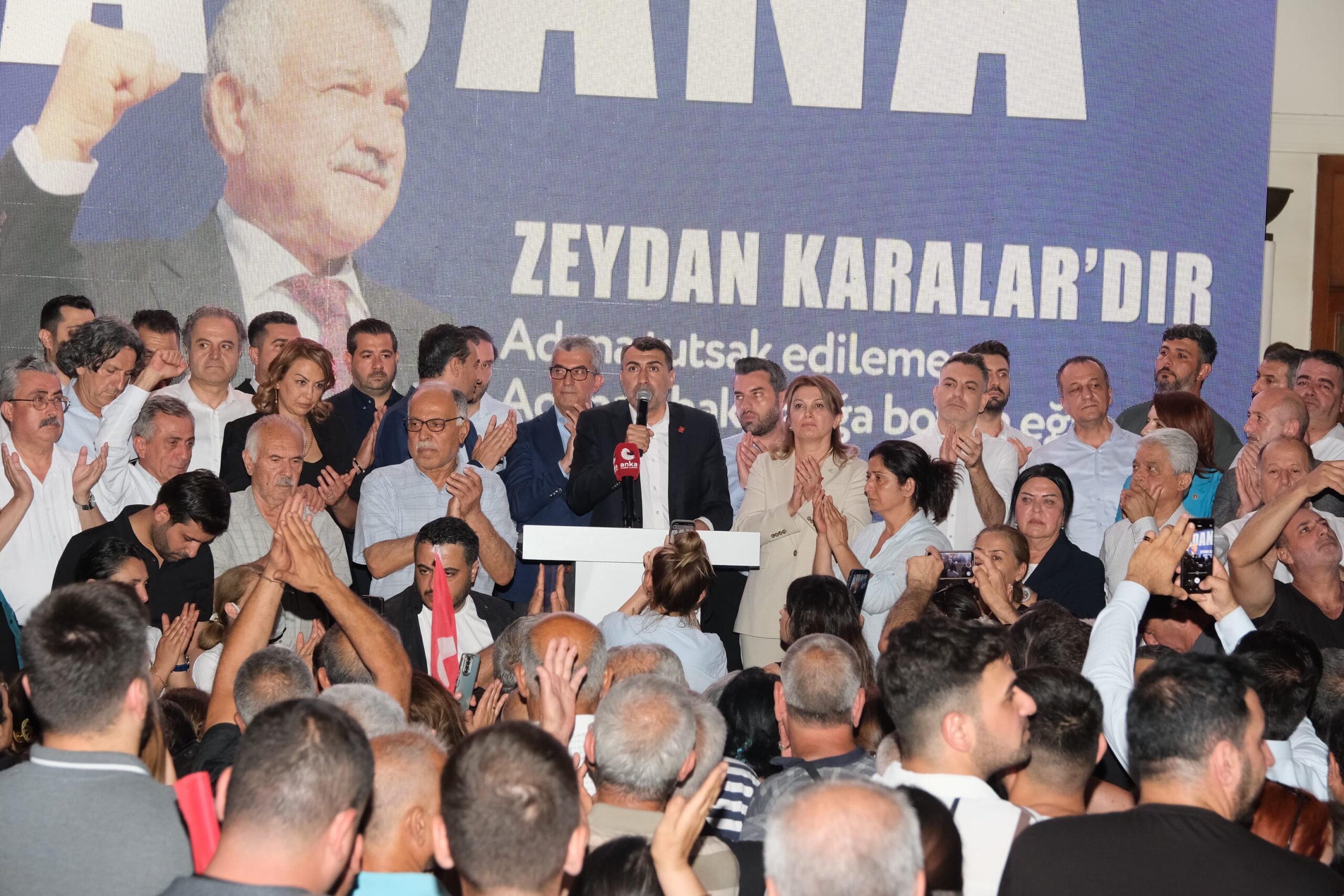 CHP’nin kurmayları ve halk Zeydan Karalar’ın gözaltına alınmasına yoğun tepki gösterdi