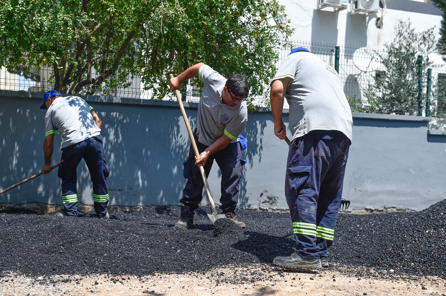 SEYHAN’DA ASFALT MESAİSİ