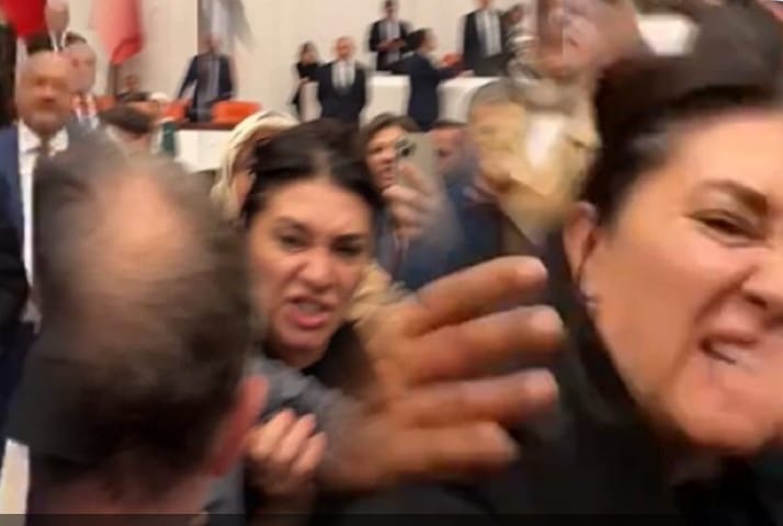 Mecliste Kavga Ülke Gündemi Oldu!