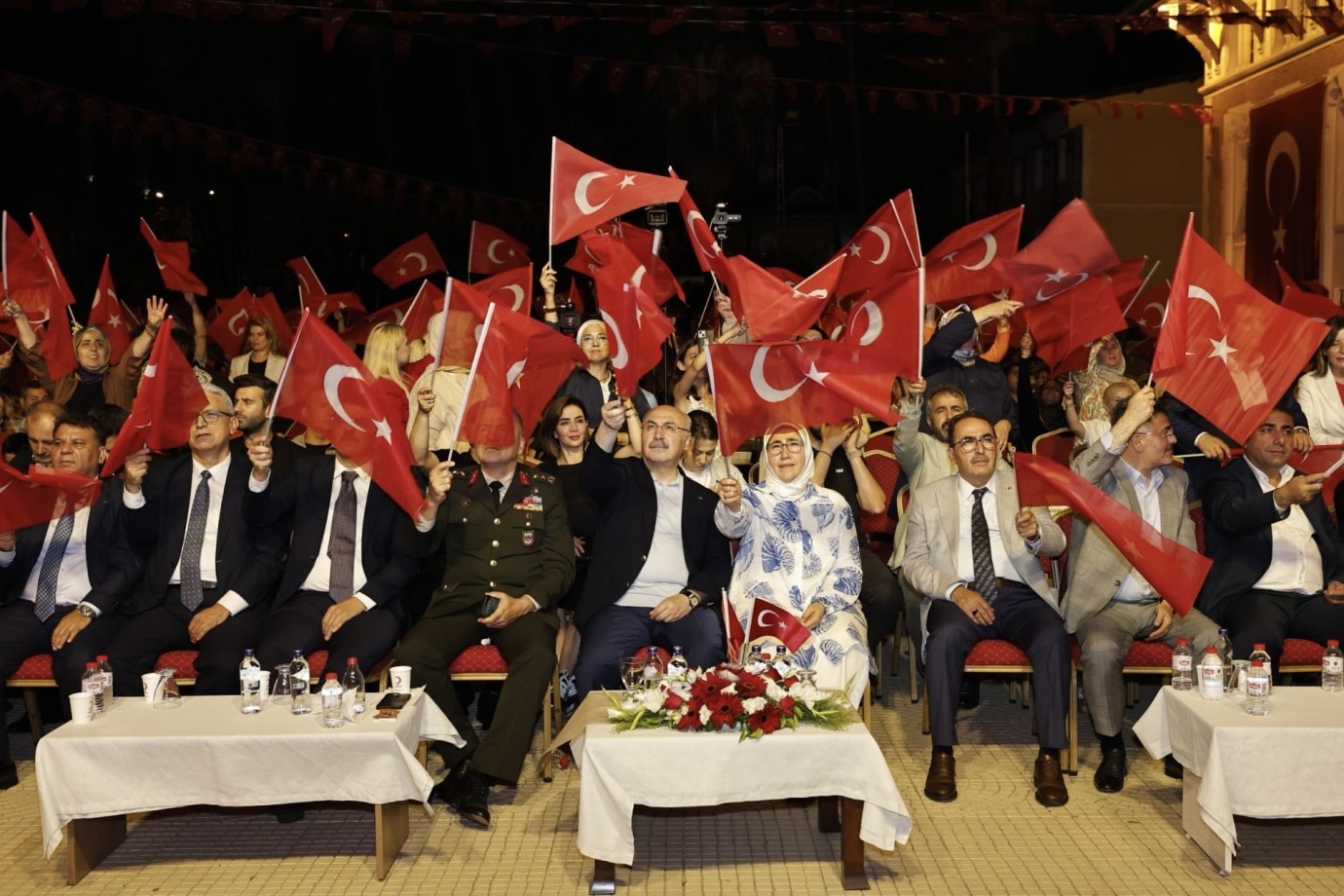 Dün Gece Demokrasi Nöbeti Tutuldu