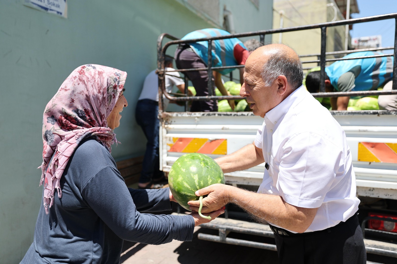 DEMİRÇALI’DAN ÇİFTİYE DESTEK VATANDAŞA İKRAM
