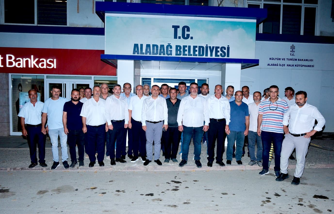 Güngör Geçer hafta sonu ilçelerde yoğun mesai gerçekleştirdi.