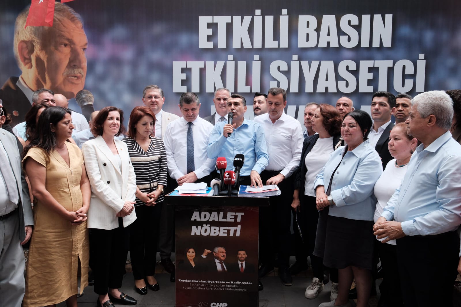 CHP PM ÜYELERİ VE MİLLETVEKİLLERİNDEN OLUŞAN HEYET ADANA’DA, İLK DURAK ADALET NÖBETİ ÇADIRI