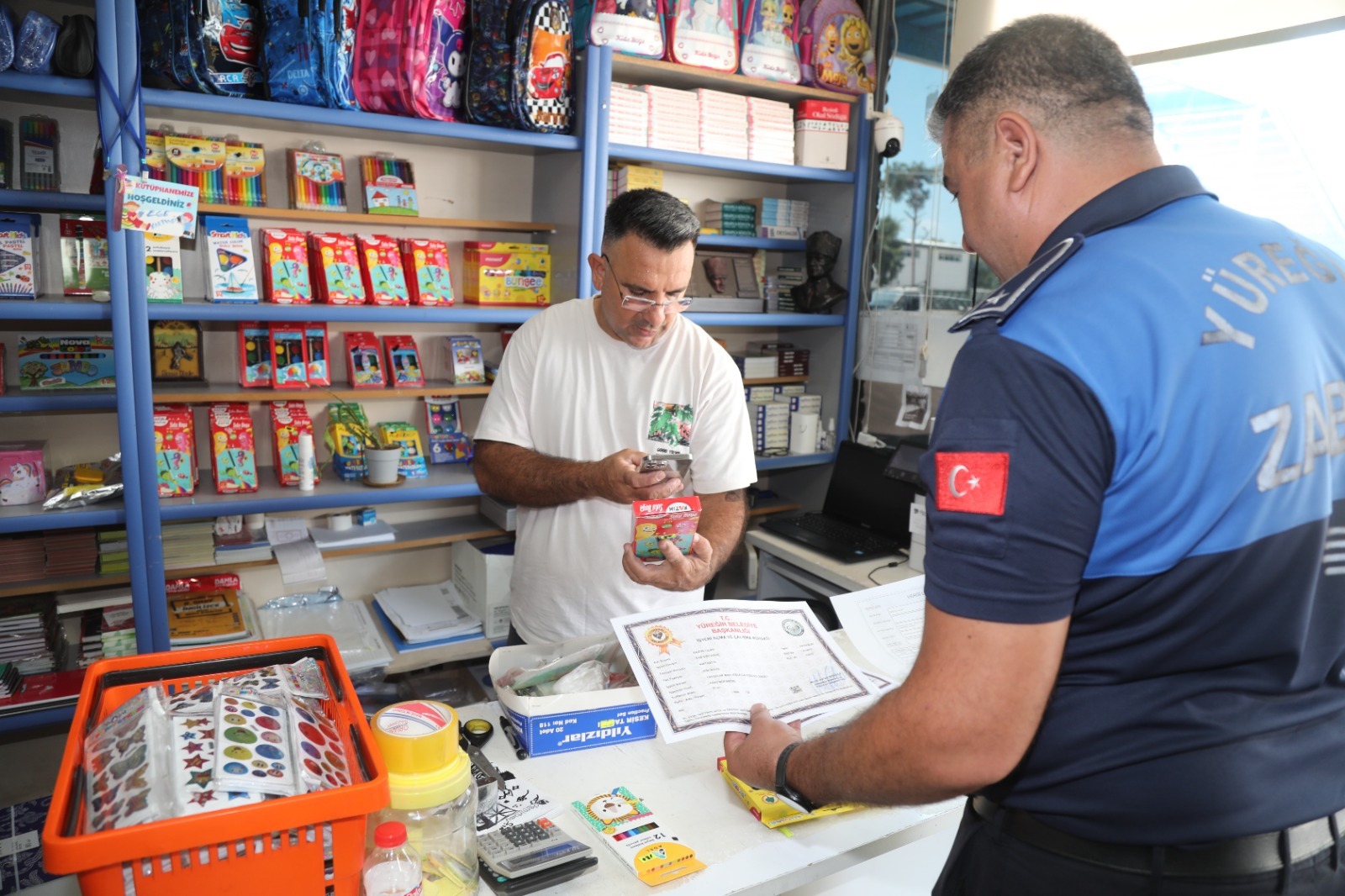 YÜREĞİR BELEDİYESİ ZABITA EKİPLERİNDEN KIRTASİYE DENETİMİ