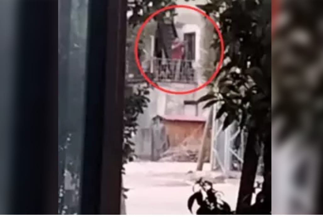 Balkondan Havaya Ateş Açtı