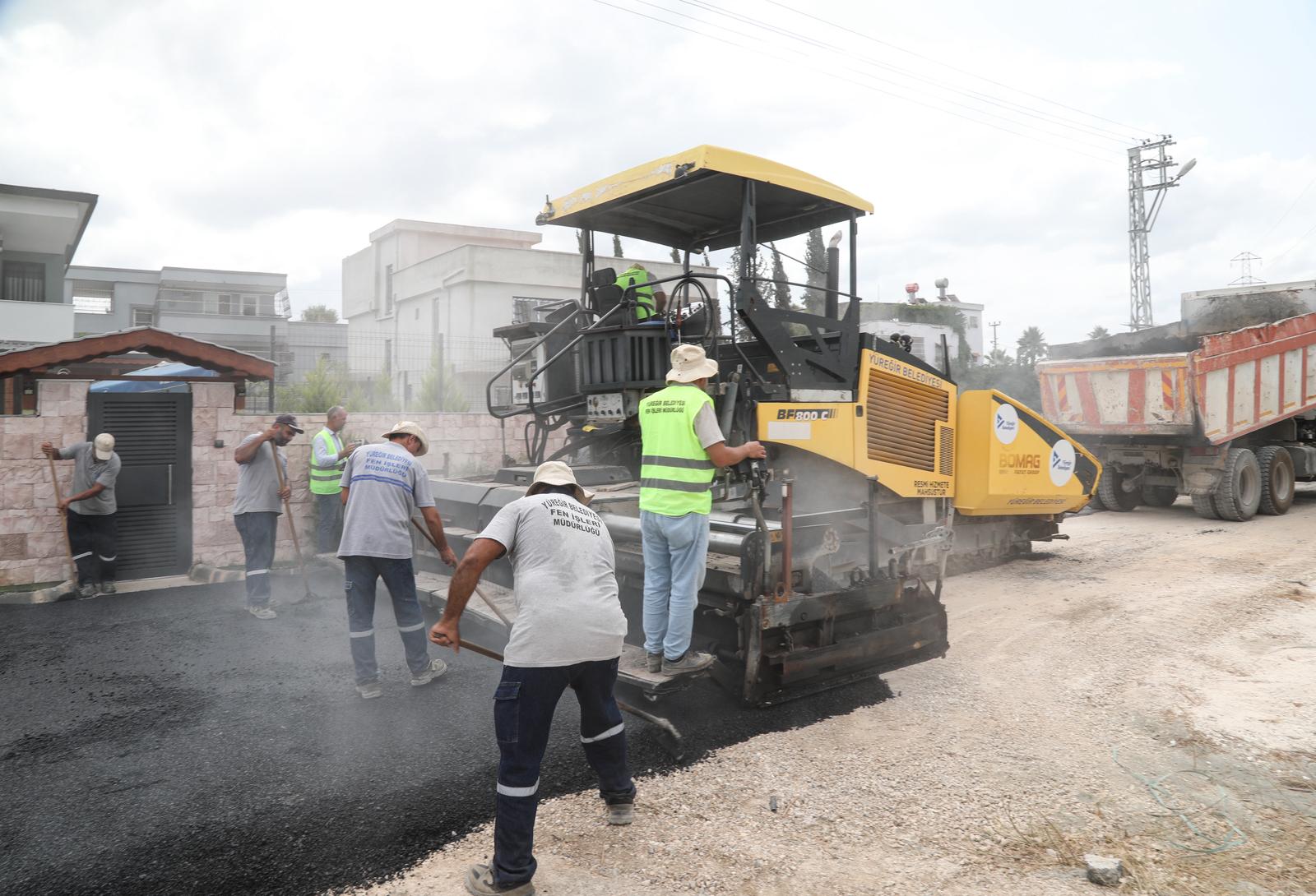 YÜREĞİR’DE ASFALT ÇALIŞMALARI ARALIKSIZ SÜRÜYOR