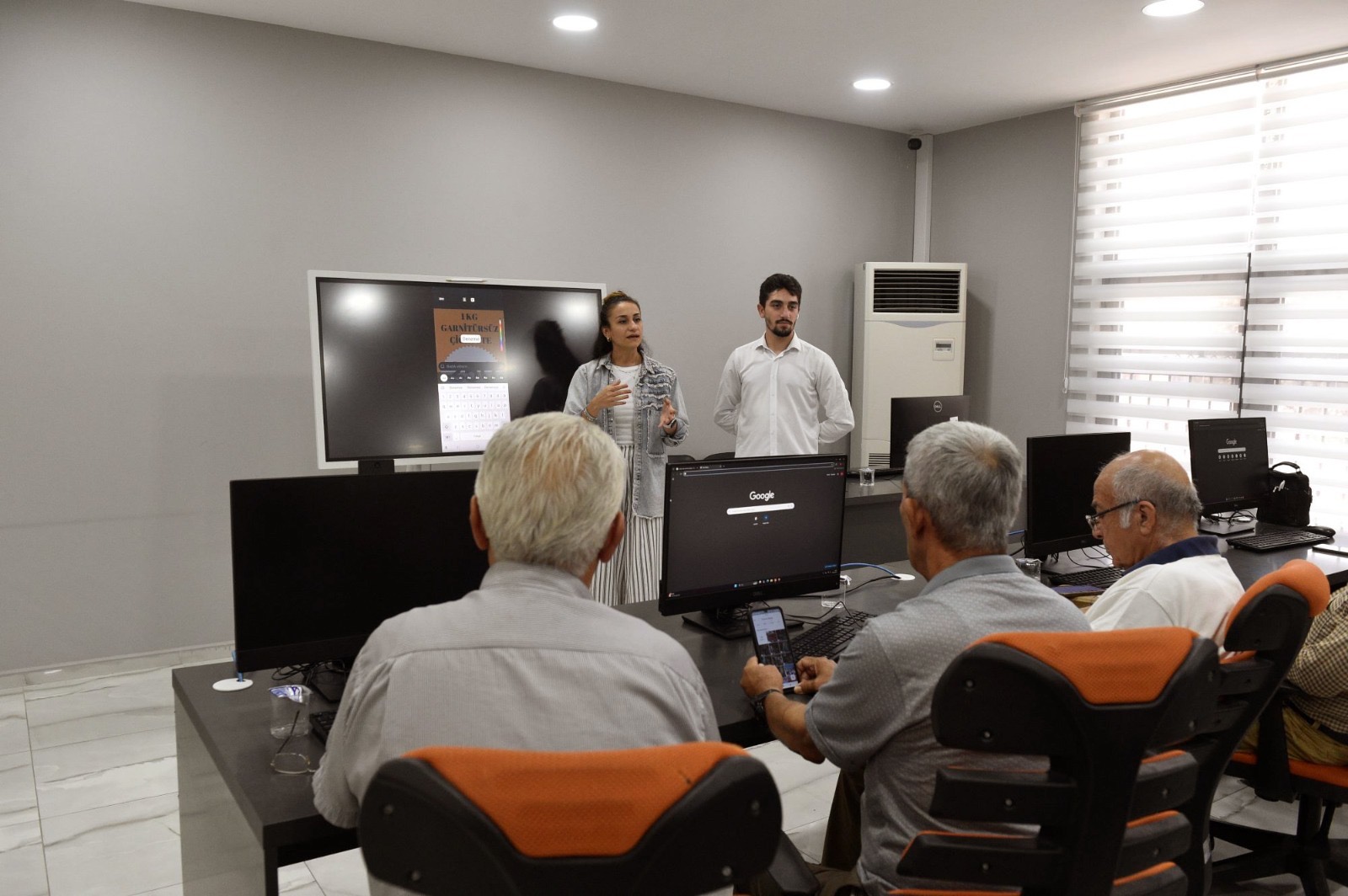 SEYHAN BELEDİYESİNDEN, EMEKLİLERE TEKNOLOJİ EĞİTİMİ
