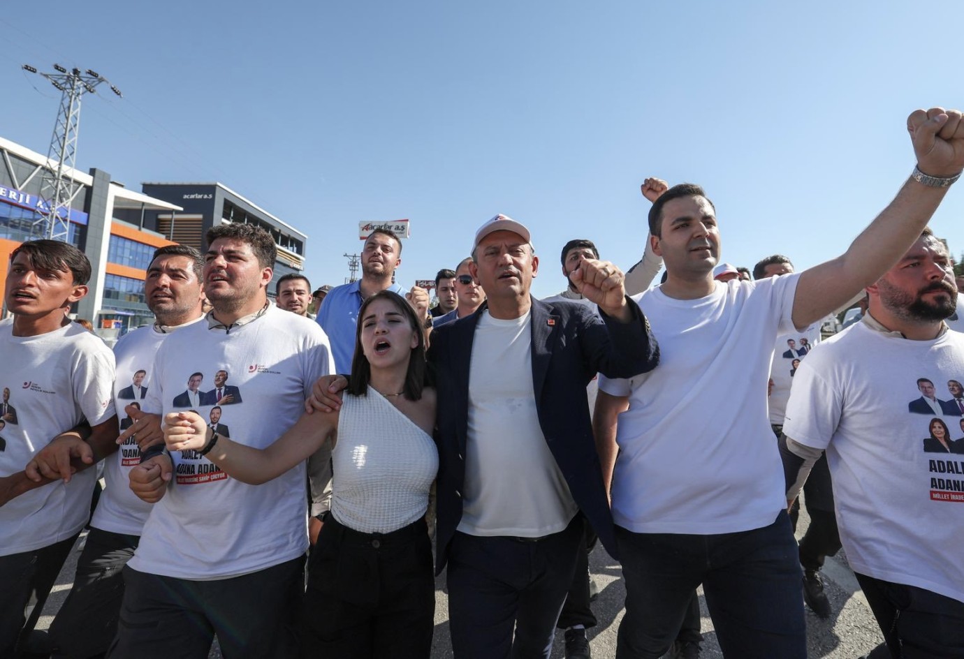 Özel’den CHP’li Gençlere Destek!