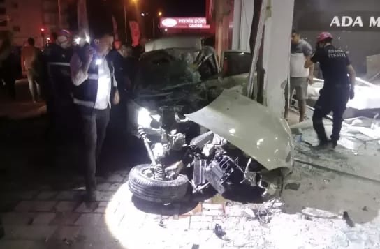 Otomobil Mobilya Mağazasına Daldı