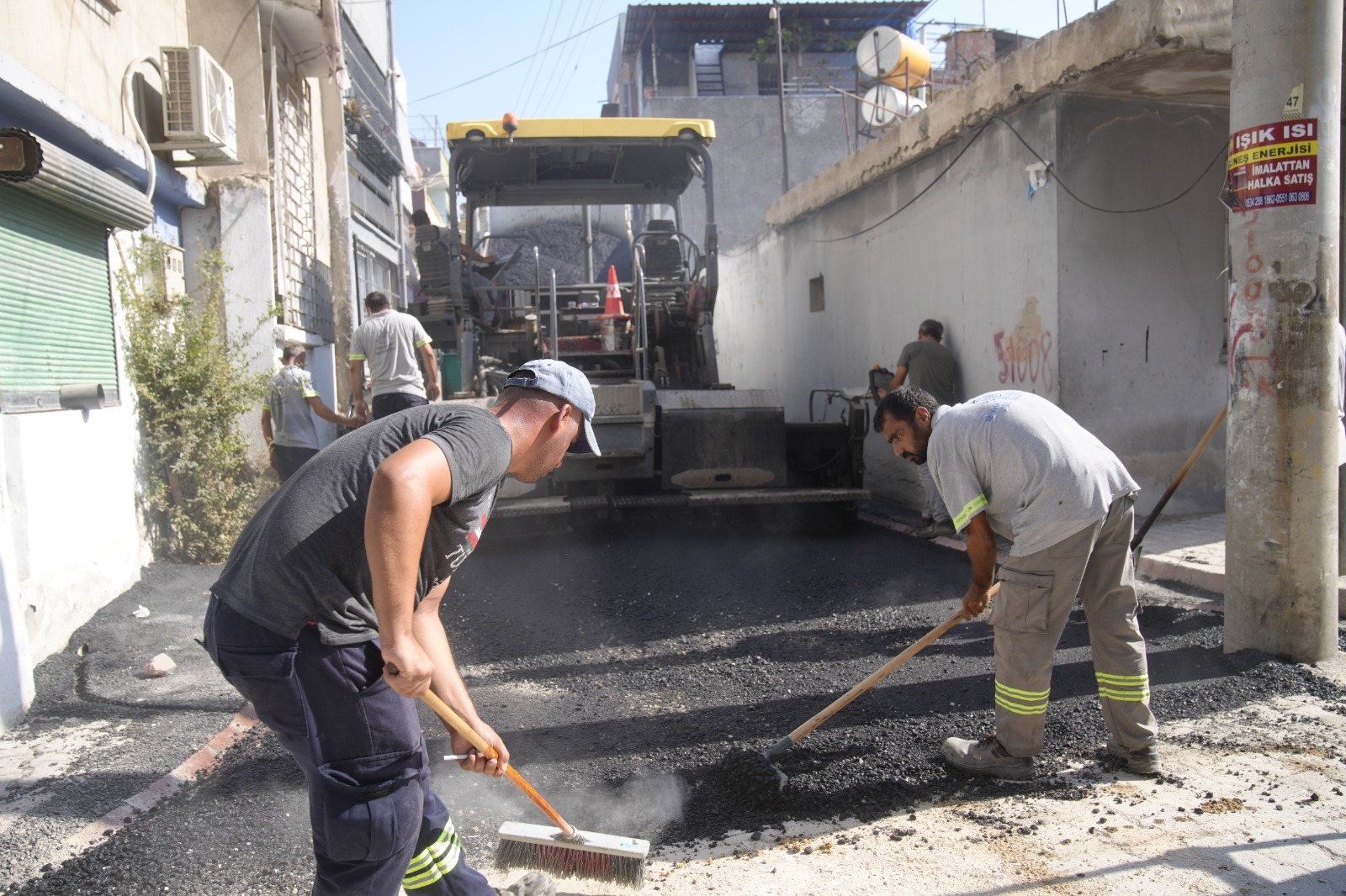 SEYHAN BELEDİYESİ ASFALTTA HIZ KESMİYOR