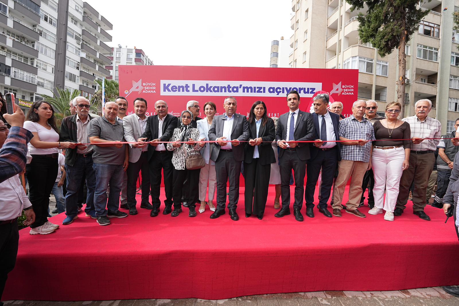 Zeydan Karalar’ın hemşehrilerine söz verdiği gibi Kent Lokantası açıldı