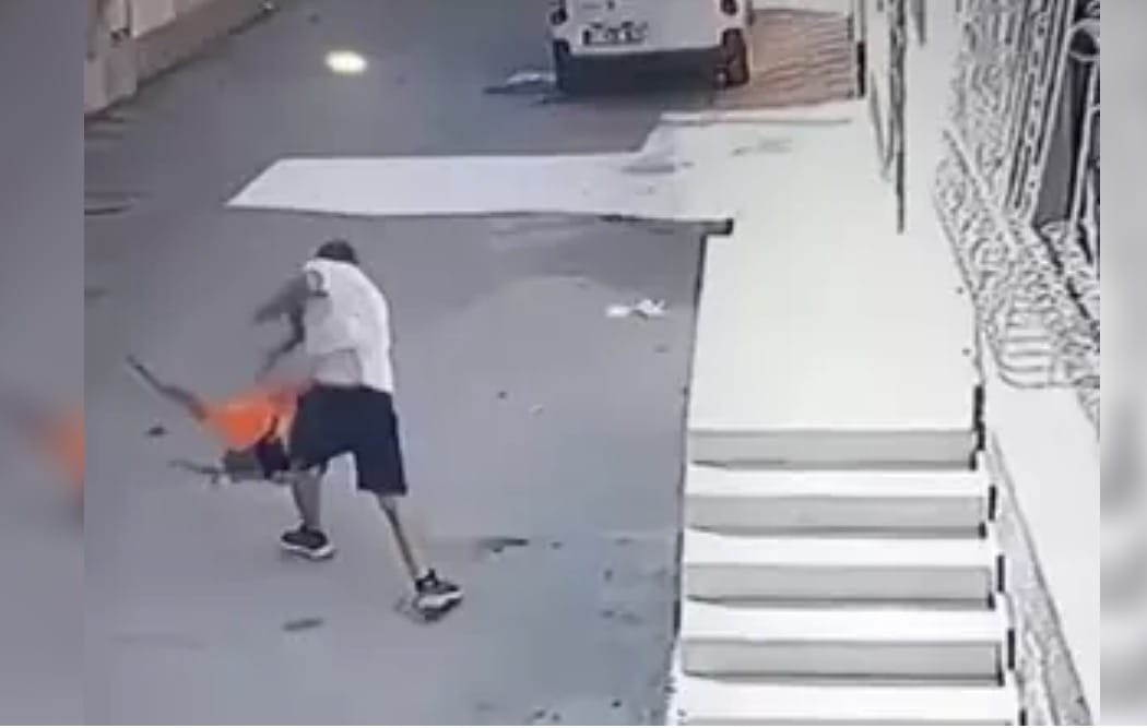 Çocuğu Ayak Bileğinden Tutup Fırlattı