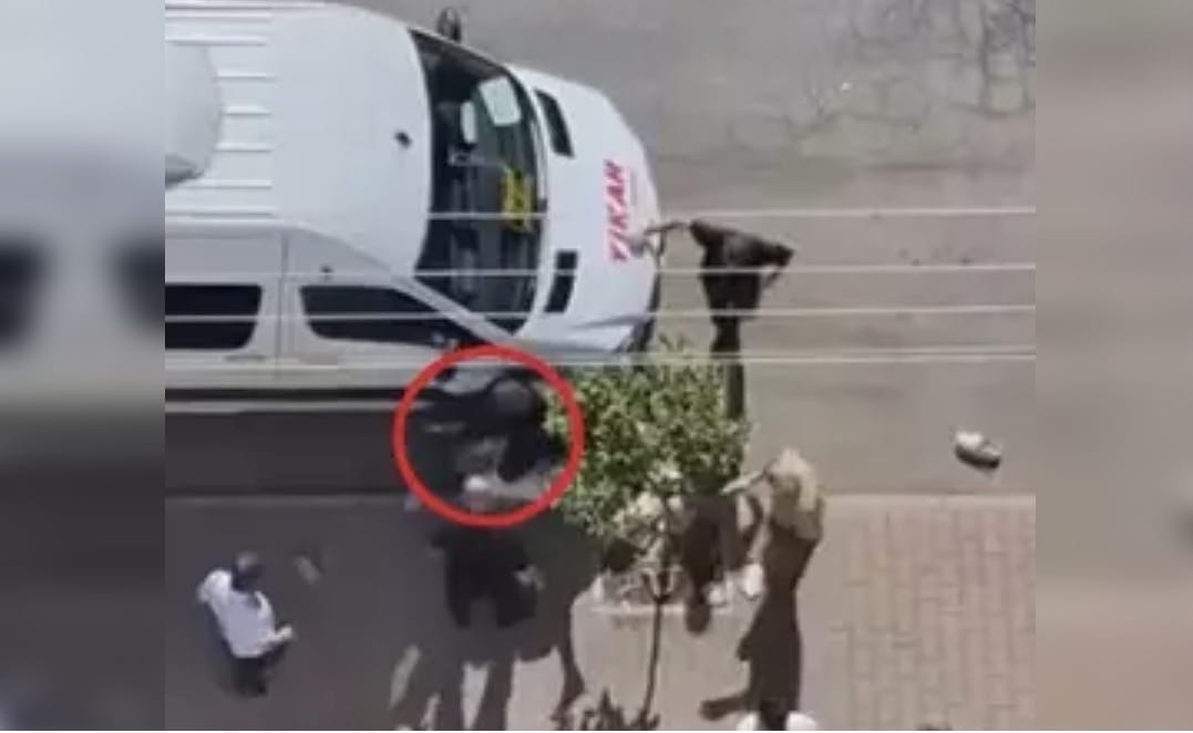 Bıçaklayan Saldırganı Taşla Kovaladı