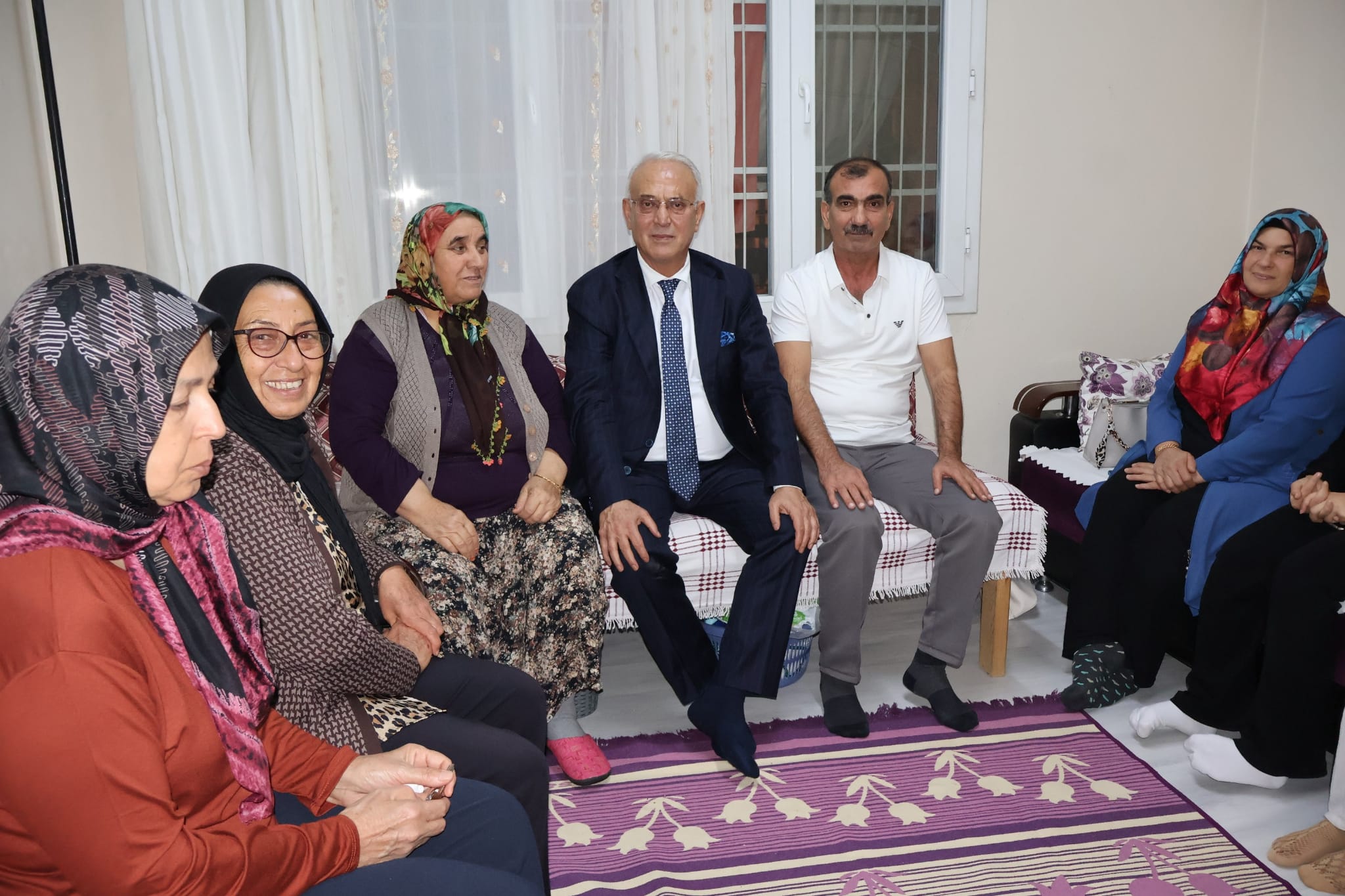 Başkan Yusuf Kanlı, evlerde sorun dinliyor