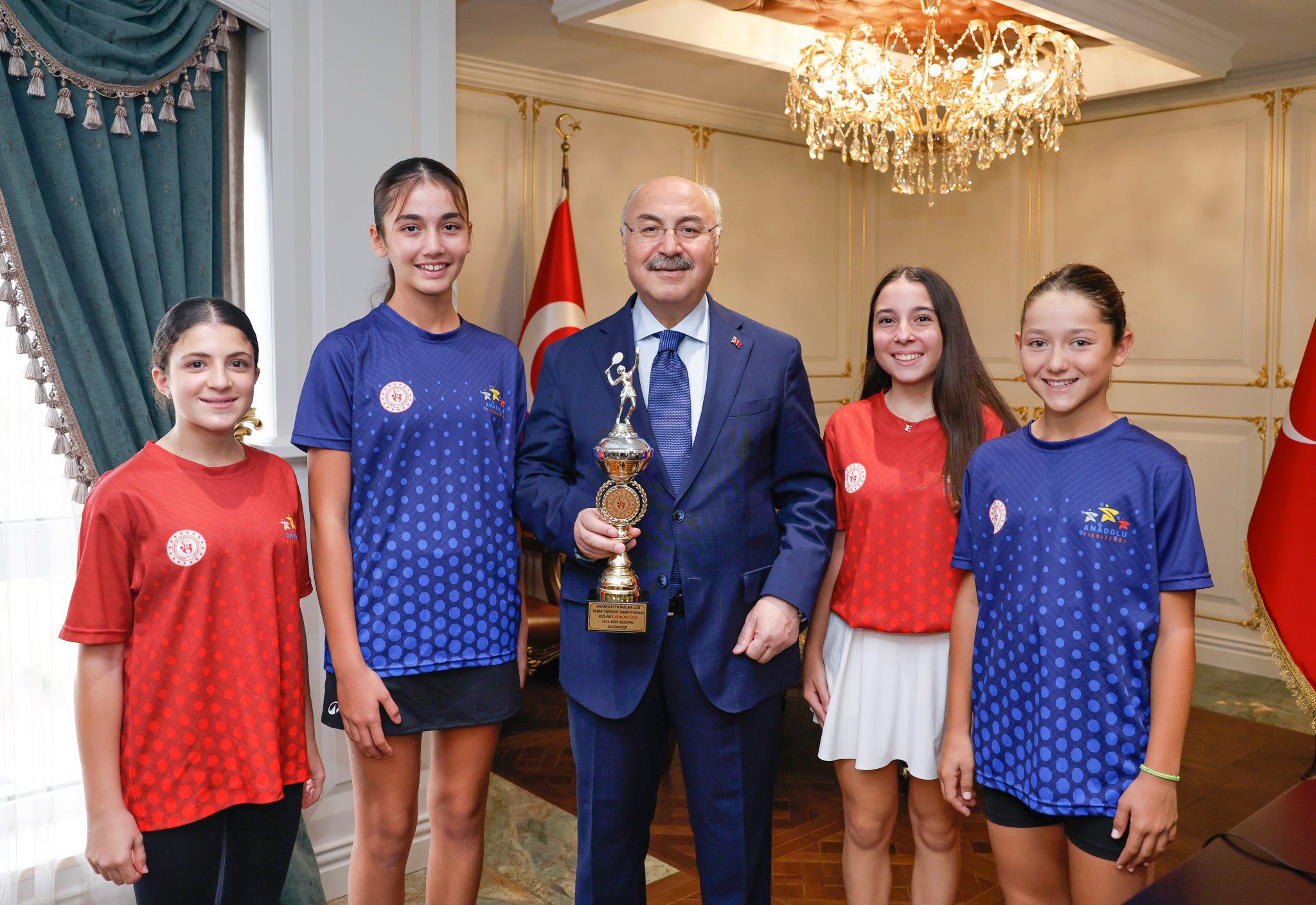 Vali Köşger şampiyon tenisçileri kutladı