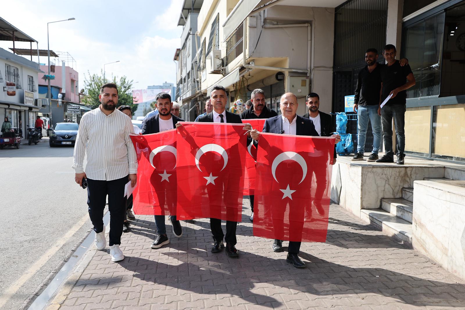 YÜREĞİR BELEDİYESİ’NDEN ESNAFA CUMHURİYET BAYRAMI HEDİYESİ: TÜRK BAYRAĞI