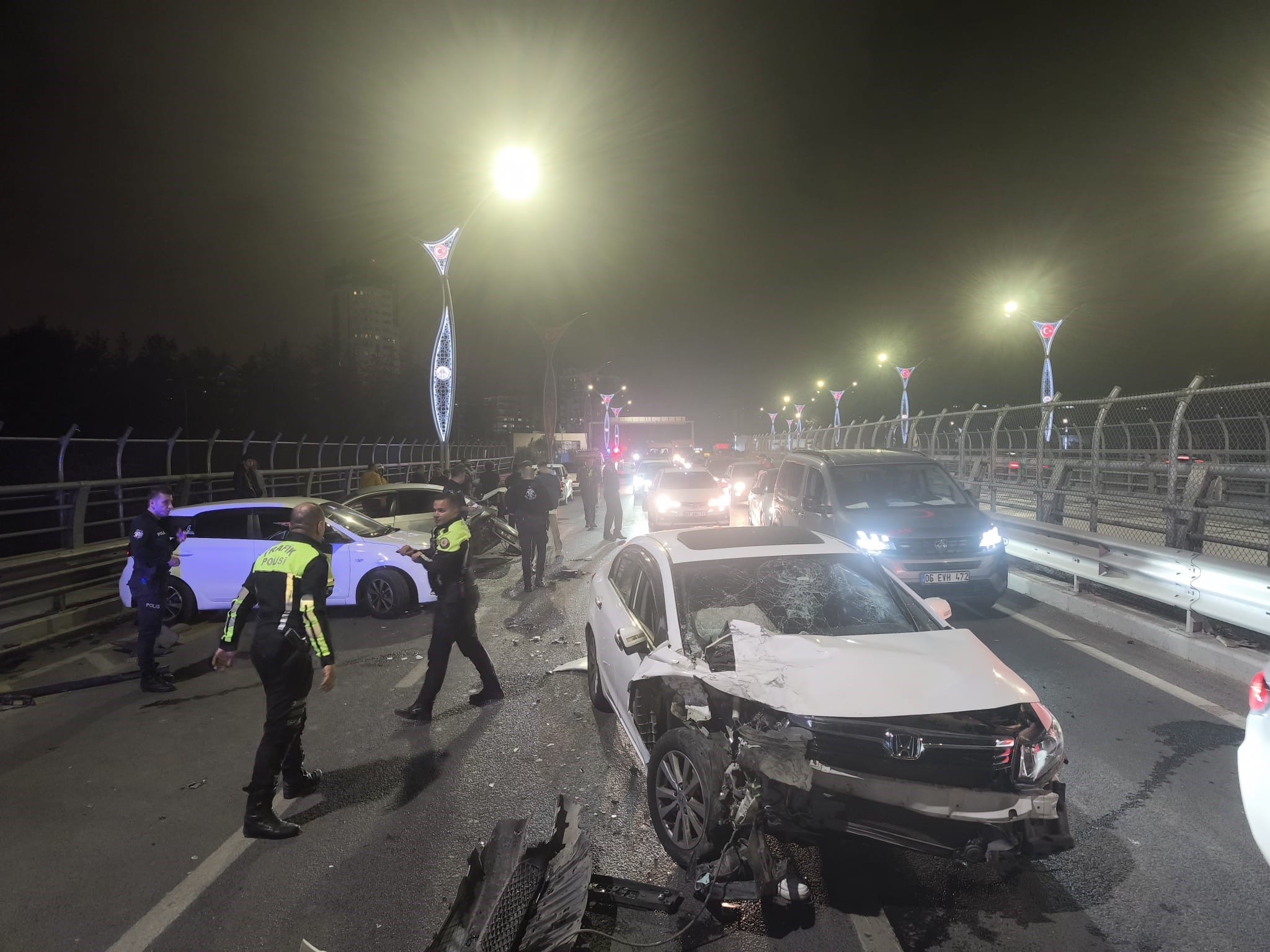 Köprü üzerinde zincirleme kaza: 4 kişi yaralandı