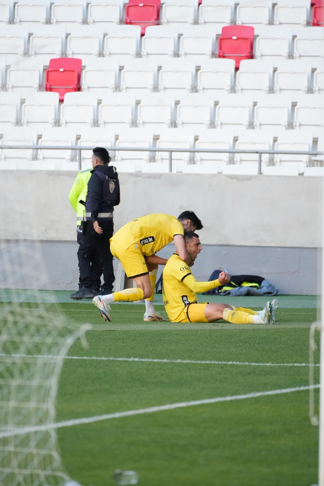 Okan Gökulu takımını kutladı