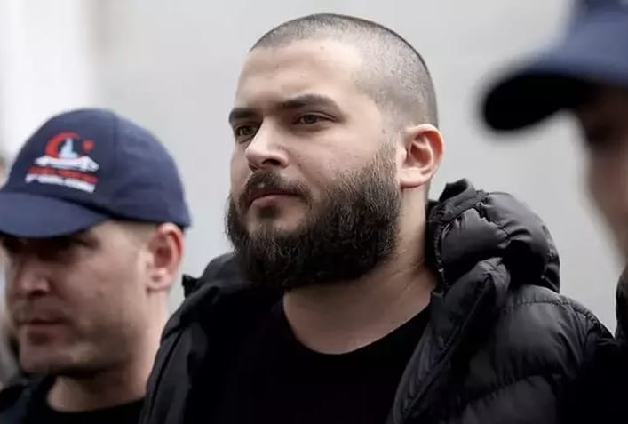 Çarşaf ve Havluyu Birbirine Bağlamış