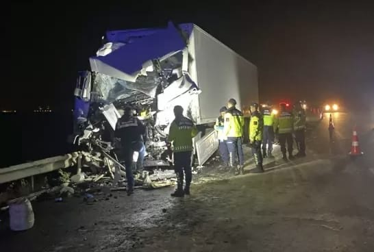 TIR, Otobüse Çarptı: 14 Yaralı