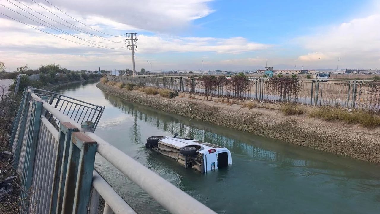 Seyhan’da otomobil sulama kanalına düştü: Ekipler seferber oldu