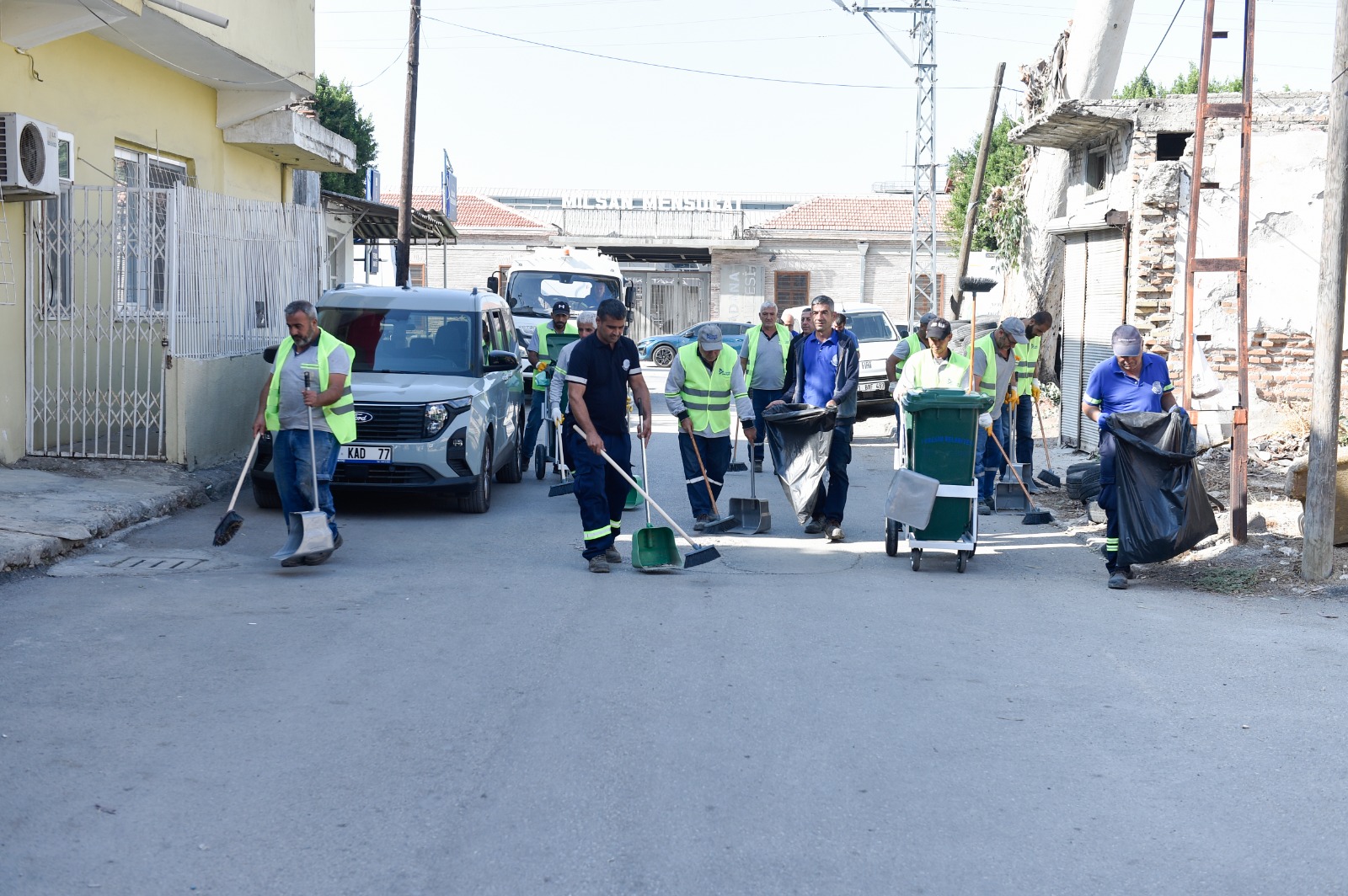 SOKAKLAR BAYRAM ETTİ: SEYHAN BELEDİYESİNDEN TEMİZLİK ATAĞI