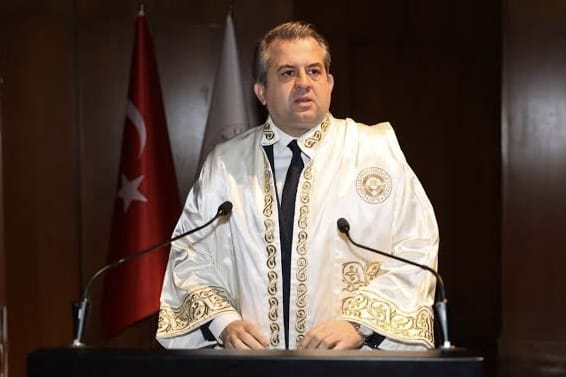 Biz Bu Rektörü Yürekten Alkışlarız!