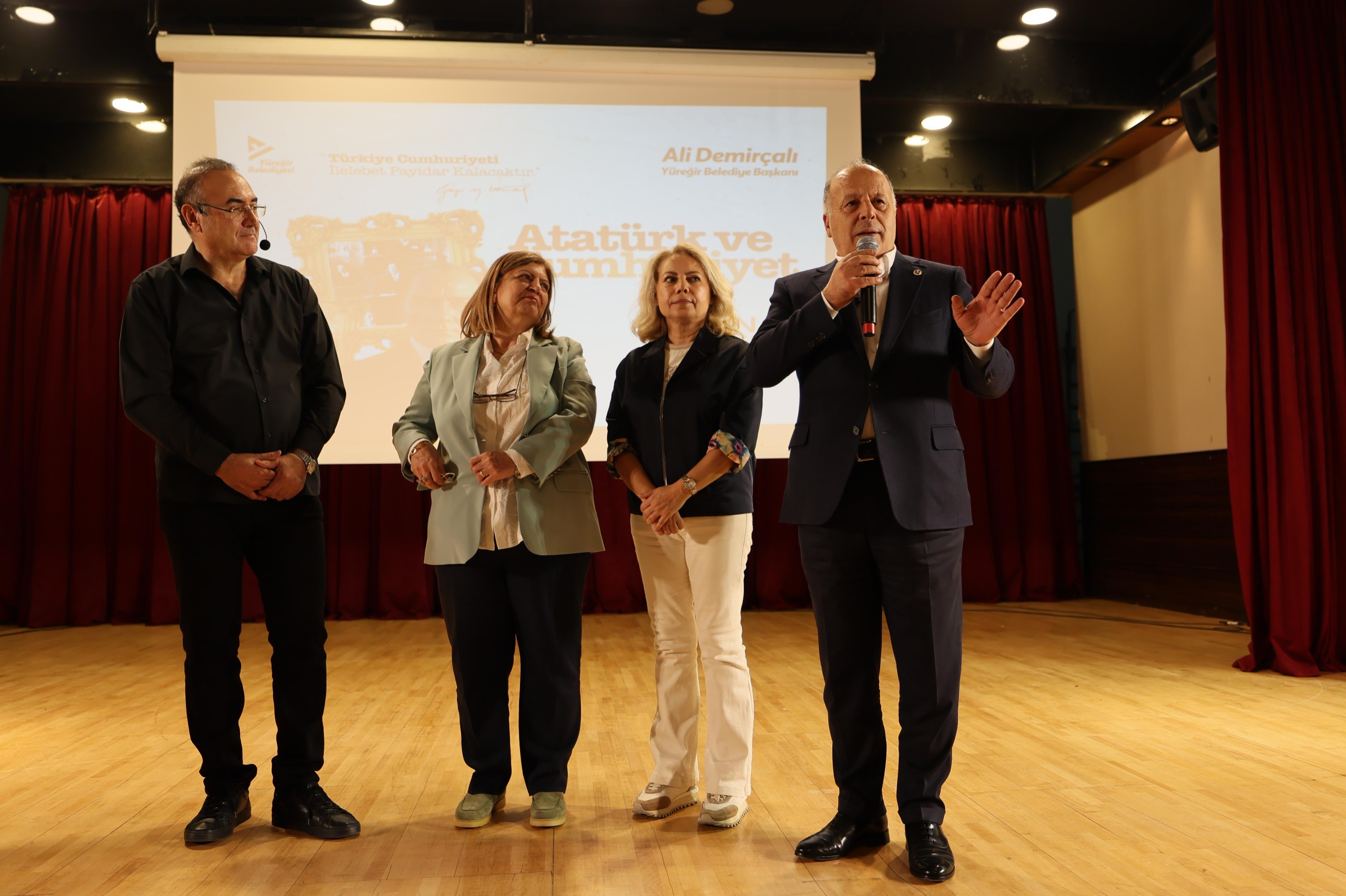 YÜREĞİR’DE “ATATÜRK VE CUMHURİYET” SÖYLEŞİSİ