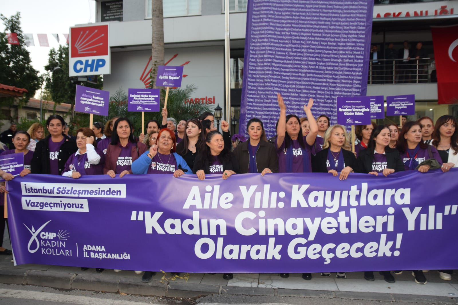 CHP Adana Kadın Kolları kadın cinayetlerine karşı yürüyüş gerçekleştirdi